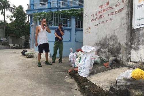 Bãi rác khổng lồ không được xử lý, dân dựng rào chặn xe rác ở Hà Nội