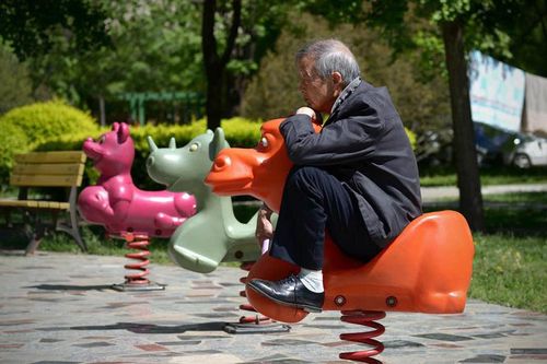 Sau ly hôn, cụ ông 80 tuổi ra công viên tìm bạn đời