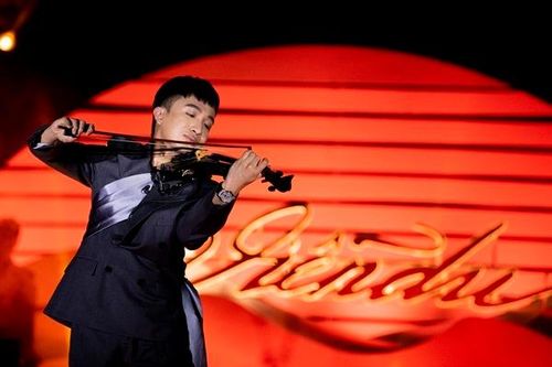 Hoàng Rob, Hà Trần thăng hoa trong concert violin trên du thuyền
