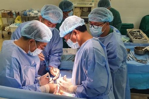 Nữ sinh 15 tuổi lái xe máy bị ngã từ cầu vượt cao 10m