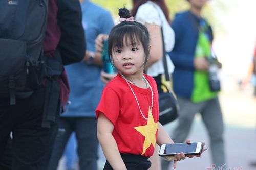 CĐV mang theo con 1 tuổi vượt nghìn km cổ vũ U23 Việt Nam