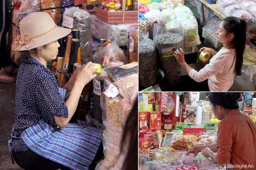 Tiểu thương chợ Vinh dán nhãn mác vào hàng hóa khi thấy lực lượng chức năng