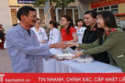 Ấm áp chương trình 'Mùa xuân yêu thương' với bệnh nhân nghèo Hà Tĩnh