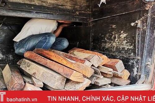 Công an Hà Tĩnh bắt xe khách chở gần 1 tấn gỗ nghi là trắc từ Lào về Nghệ An