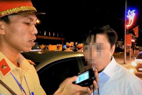 Trưởng khoa bệnh viện ở Hà Tĩnh bị xử phạt và báo về cơ quan vì vi phạm nồng độ cồn