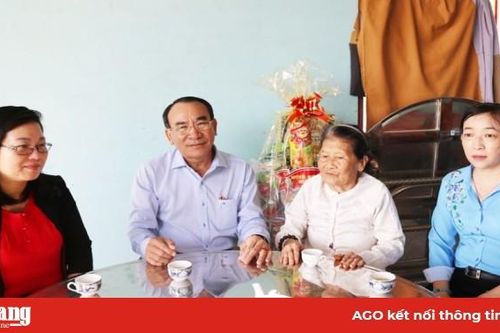 Chủ tịch UBND huyện Châu Thành Phan Văn Cường thăm và tặng quà mẹ Việt Nam Anh hùng và các gia đình chính sách