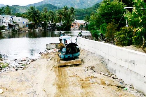 Xây tường kè chống sạt lở cầu Văn Đăng