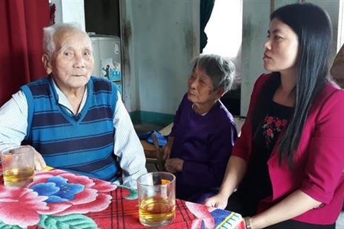 Thăm, tặng quà cho cán bộ lão thành cách mạng