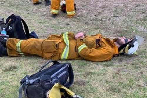 Lính cứu hỏa Australia kiệt sức, giặc lửa vẫn không buông tha
