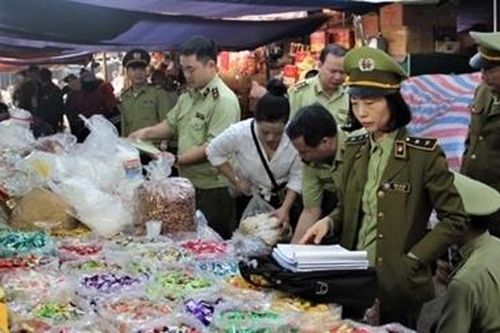 Bánh kẹo, các loại hạt 'ba không' tràn ngập thị trường