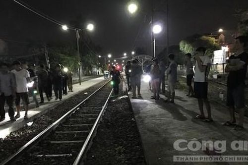 Đi bộ trên đường ray trong đêm, bi tàu hỏa tông chết