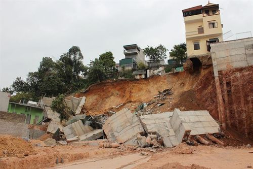 Sập kè nhà dân, 16 hộ ở Quảng Ninh phải di dời khẩn cấp