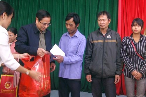 Trưởng ban Tổ chức Trung ương Phạm Minh Chính tặng quà Tết ở Quảng Nam