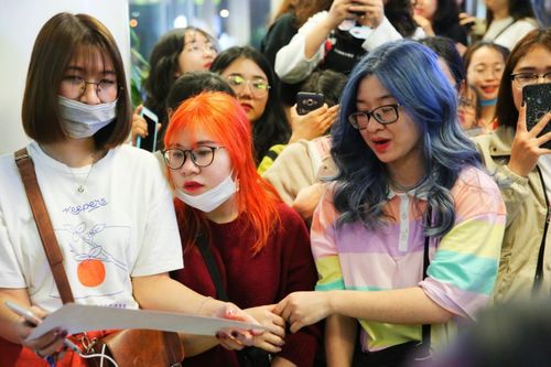 Hàng nghìn fan Việt xếp hàng ở sân bay chờ đón thần tượng Kpop