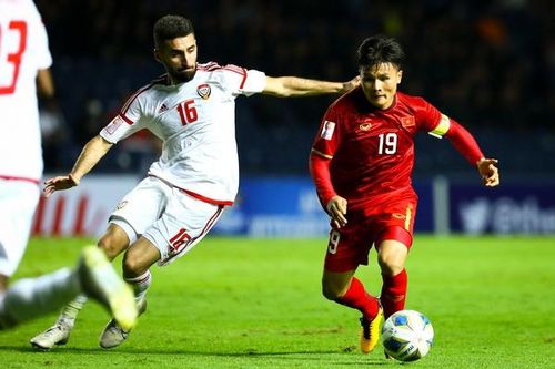 Quang Hải xoay người, đi bóng qua 3 cầu thủ UAE