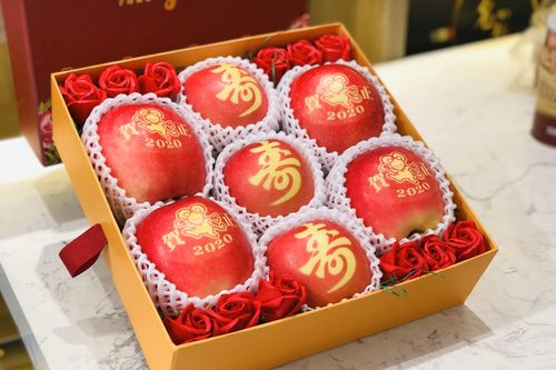 Gần 800.000 đồng trái táo in hình chuột mừng Tết Canh Tý