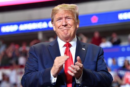 Ứng viên Dân chủ: 'Ở thời Trump, dân Mỹ lao đao và tỷ phú giàu thêm'