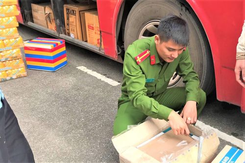 Xe khách biển Lào thiết kế chở hàng lậu