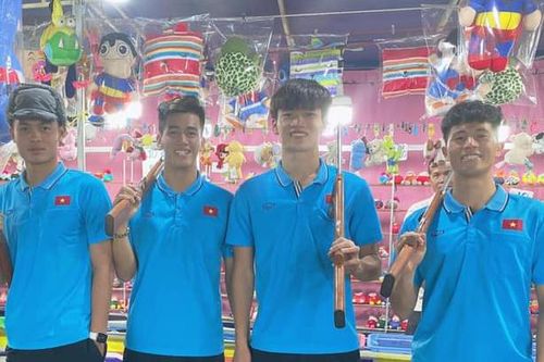 Hoàng Đức đi chơi cùng đồng đội trong ngày sinh nhật