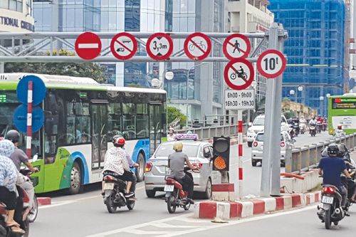 Hà Nội tiếp thu phản ánh, rà soát các biển báo giao thông