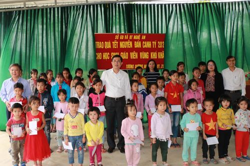 Hơn 500 suất quà tết đến với giáo viên, học sinh vùng cao Nghệ An