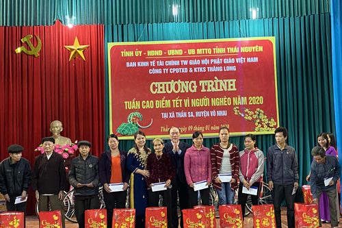 Công ty CP ĐTXD và KTKS Thăng Long tặng quà tết cho các hộ nghèo tại xã Thần Sa