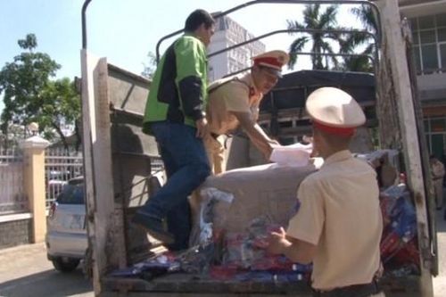 TT-Huế: Tạm giữ lô hàng đồ chơi trẻ em nguy hiểm, bạo lực
