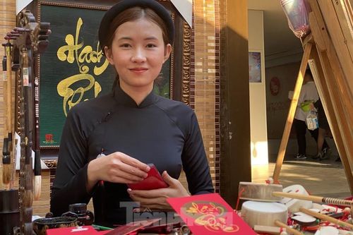 'Bà đồ' xinh như hot girl múa bút bán chữ trên phố Sài Gòn