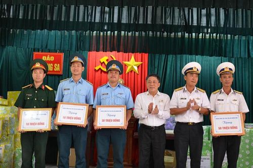 1,7 tỷ được trao tặng cho các chiến sỹ biên giới trong 'Xuân biên cương'