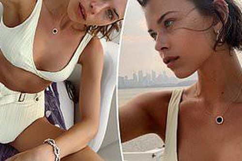 Georgia Fowler diện bikini trắng khoe dáng quyến rũ