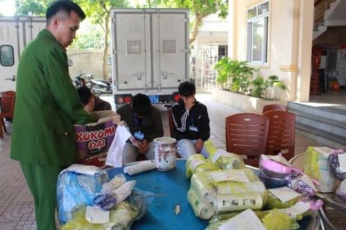 Chế tạo pháo nổ bán kiếm tiền, 3 học sinh bị bắt giữ