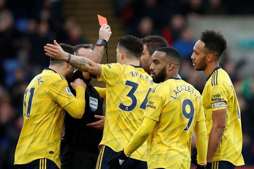 Aubameyang ăn thẻ đỏ, Arsenal đánh rơi chiến thắng