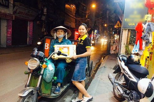 Người lao công canh đồ cho chủ cửa hàng khiến dân mạng đồng loạt cảm ơn