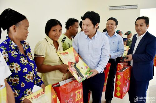 Ban Tổ chức Tỉnh ủy trao quà Tết Vì người nghèo ở Tương Dương