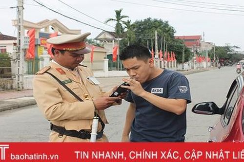 Can Lộc bố trí lực lượng đo nồng độ cồn người điều khiển phương tiện tại các xã, thị trấn