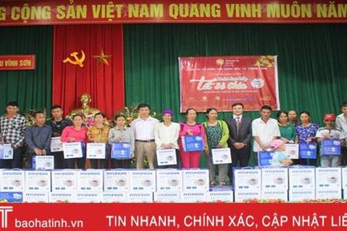 100 suất quà Tết đến với người nghèo ở Thạch Hà