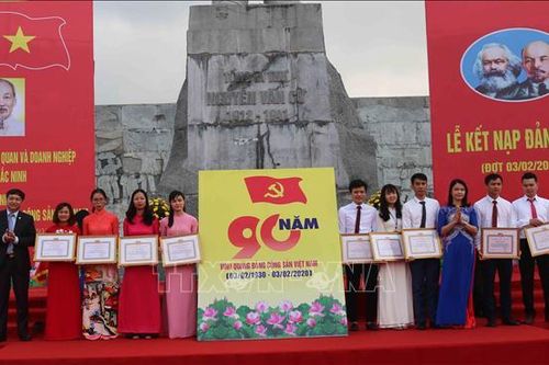 Bắc Ninh tổ chức kết nạp Đảng và tuyên dương đảng viên trẻ tiêu biểu