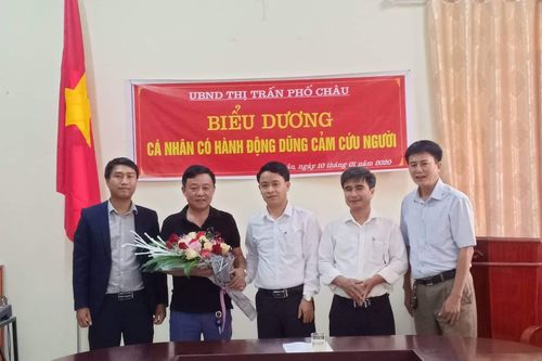 Biểu dương người đàn ông lao mình xuống sông cứu người