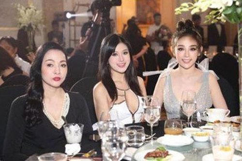 Em gái Huyền Baby đăng ảnh chụp cùng người thân nhưng nhan sắc mẹ ruột cô khiến ai cũng ngỡ ngàng