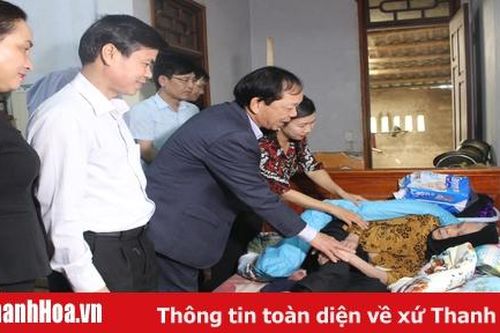 Đồng chí Trưởng Ban Tuyên giáo Tỉnh ủy kiểm tra sản xuất, tặng quà gia đình chính sách huyện Nông Cống và Như Thanh