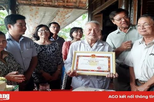 UBND Phú Tân chúc Tết và mừng thọ các cụ 100 tuổi