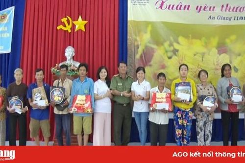 Nhiều đoàn từ thiện trao quà Tết cho học sinh và hộ nghèo Phú Tân