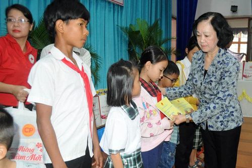 Trưởng Ban Dân vận Trung ương trao quà Tết tại 3 huyện phía Nam