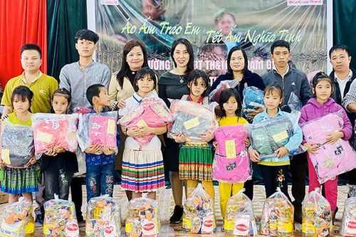Chương trình 'Áo ấm trao em, tết ấm nghĩa tình'