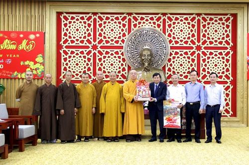 BTS Phật giáo Nghệ An chúc Tết chính quyền tỉnh : Thăm, chúc Tết, bàn chuyện khôi phục chùa ở Nghệ An