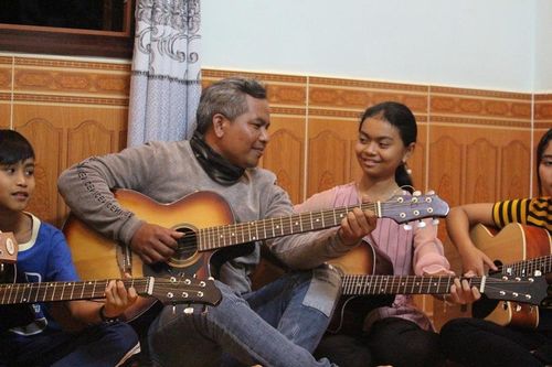 Chàng trai JRAI với 'tiếng đàn tình người'