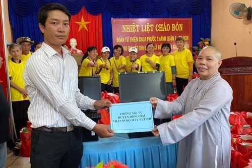 Các chùa, nhóm từ thiện tặng quà chia sẻ Tết yêu thương