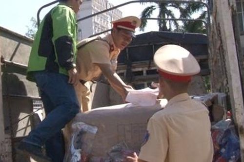 Xe tải vận chuyển số lượng lớn đồ chơi bạo lực nguy hiểm