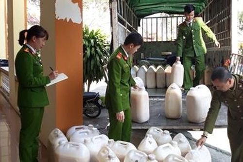 Thu giữ 1.400 lít mỡ động vật không rõ nguồn gốc