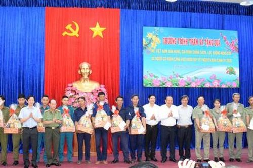 Phó Thủ tướng tặng quà Tết cho đồng bào tại TPHCM và Long An